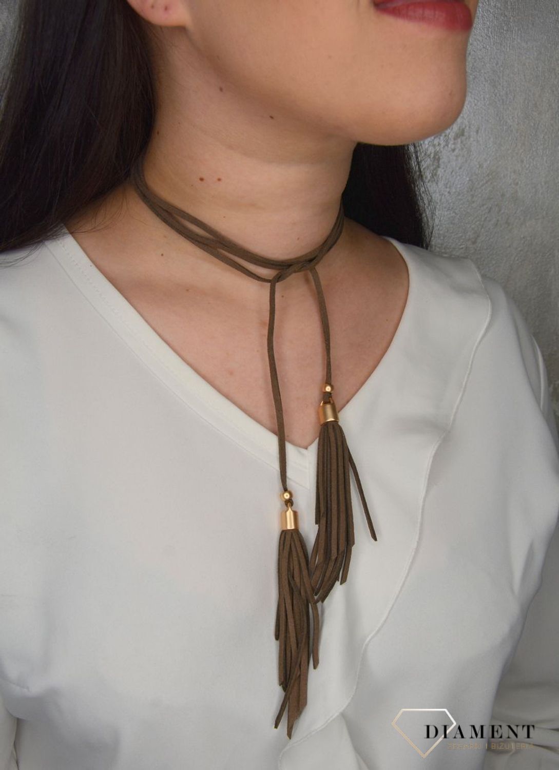 Naszyjnik choker brązowy rzemyk z chwostami i złote dodatkami DIA-NSZ-0076-BRĄZ R. Ciekawy, oryginalny naszyjnik choker to dodatek idealny na lato..jpg